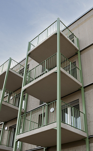 Bild Außenansicht Wohngebäude Hangweide in Kernen mit Holzfassade