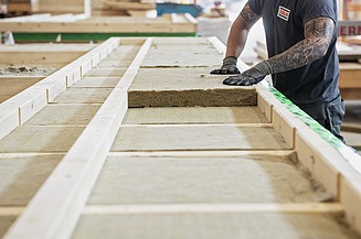 Vorfertigung der LENO-ADD Außenwand-Elemente im Werk von ZÜBLIN Timber