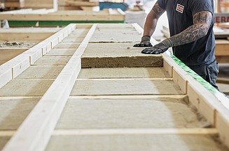 Vorfertigung der LENO-ADD Außenwand-Elemente im Werk von ZÜBLIN Timber