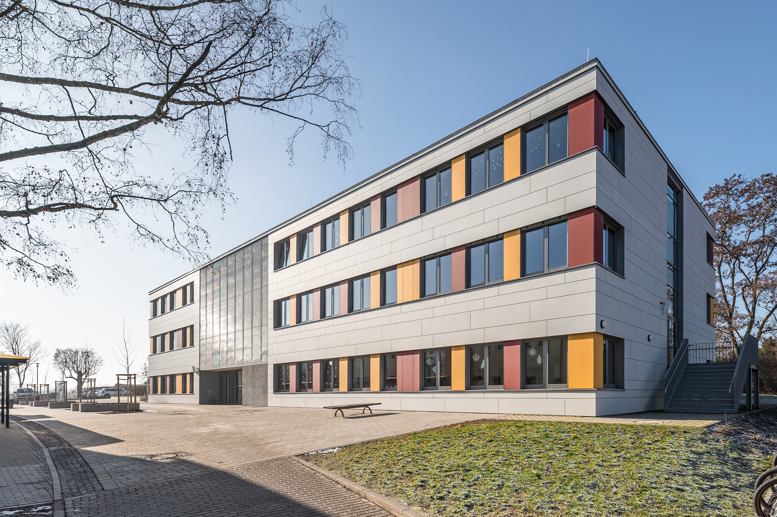Bild eines MOLENO® Schule von außen mit Fassade aus Schichtstoffplatten