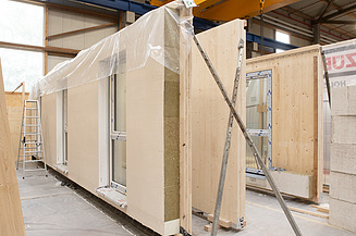 Ansicht vorgefertigter Holzaußenwandelemente mit Fenster und Dämmung