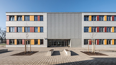 Foto Außenansicht Gemeinschaftsschule 6 mit strapazierfähigen Schichtstoffplatten Foto Außenansicht Gemeinschaftsschule 6 mit strapazierfähigen Schichtstoffplatten