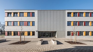 Foto Außenansicht Gemeinschaftsschule 6 mit strapazierfähigen Schichtstoffplatten Foto Außenansicht Gemeinschaftsschule 6 mit strapazierfähigen Schichtstoffplatten