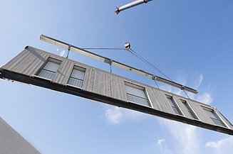 Bild eines montagefertigen LENO-ADD Außenwandelements mit Fenstern und Fassade