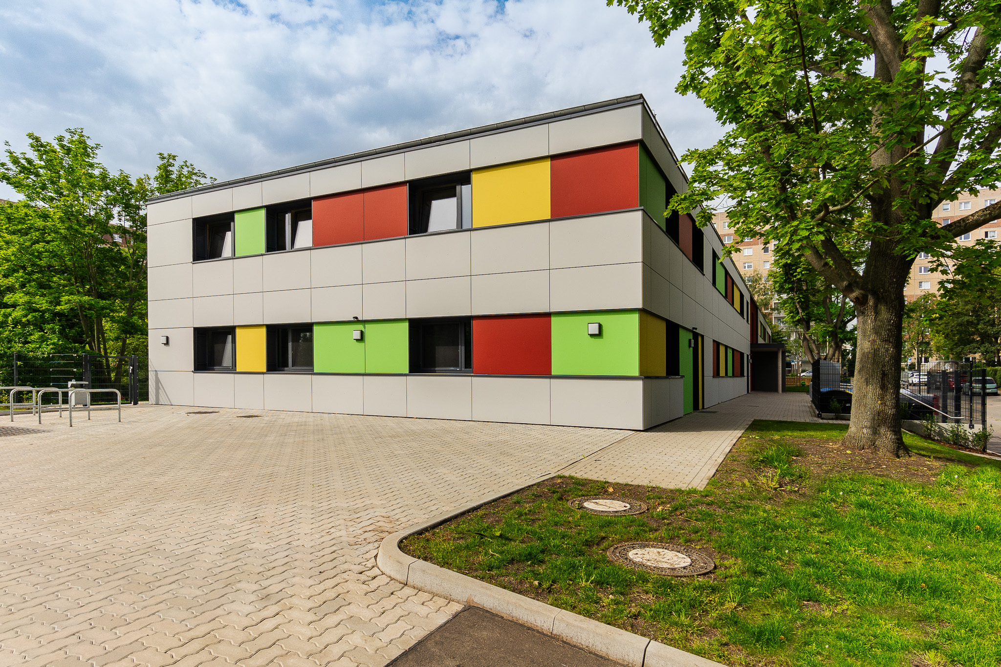 Außenansicht Gebäude mit strapazierfähigen HPL-Elementen