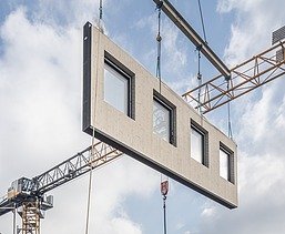 Bild LENO-ADD Außenwandelement am Kran, MOLENO Projekt Dienstleistungszentrum Eisenberg, Thüringen