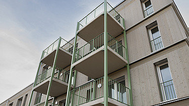 Luftansicht Wohngebäude Hangweide Kernen mit Photovoltaik-Anlage