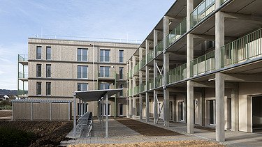 Bild Außenansicht Wohngebäude Rückseite mit Laubengängen