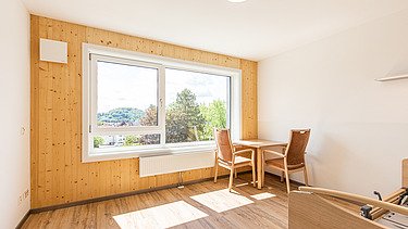 Wohnraum im Elias-Schrenk Haus mit sichtbaren Holzinnenwänden Wohnraum im Elias-Schrenk Haus mit sichtbaren Holzinnenwänden