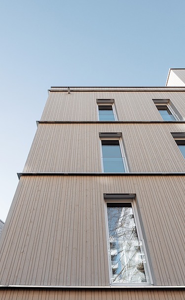 Außenansicht des Wohngebäudes Safranberg in Ulm Außenansicht des Wohngebäudes Safranberg in Ulm mit Holzfassade