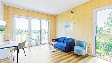 Innenraum, Wohnbereich mit Sitzecke Innenaufnahme Eltern-Kind-Haus, Wohnbereich mit Sitzecke und Blick ins Grüne