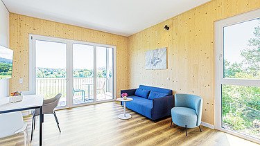 Innenraum, Wohnbereich mit Sitzecke Innenaufnahme Eltern-Kind-Haus, Wohnbereich mit Sitzecke und Blick ins Grüne