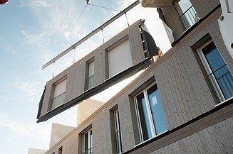 Montage eines vorgefertigten LENO-ADD-Außenwandelements 