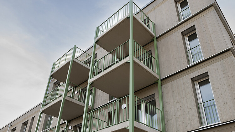 Bild Außenansicht Wohngebäude Hangweide in Kernen mit Holzfassade