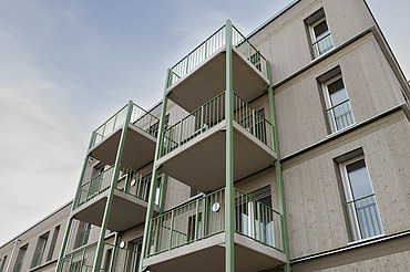 Bild Außenansicht Wohngebäude Hangweide in Kernen mit Holzfassade