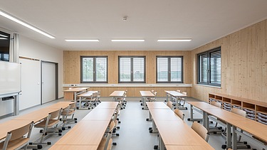 Bild eines Klassenraums mit Holzwänden von MOLENO®