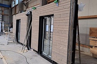 Bild vorgefertigtes LENO-ADD Außenwandelement im Werk von ZÜBLIN Timber