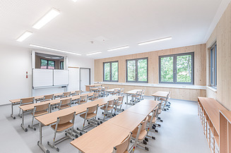 Innenansicht eines Klassenzimmer mit sichtbaren Holzinnenwänden