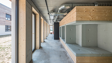 Bild Aufenthaltsbereich Studentenwohnheim Potdsam/Golm Aufenthaltsbereich des Studentenwohnheims Potsdam/Golm mit sichtbarer Betondecke und Holzoberfläche bei den Wänden