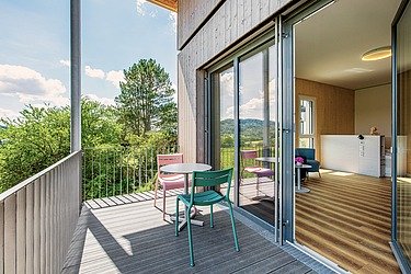 Bild Ansicht eines Balkons beim MOLENO Projekt Eltern-Kind-Haus in Geilingen