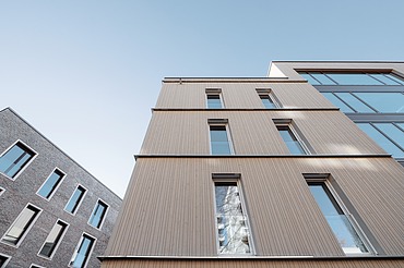 Außenansicht des Wohngebäudes Safranberg in Ulm Außenansicht des Wohngebäudes Safranberg in Ulm mit Holzfassade