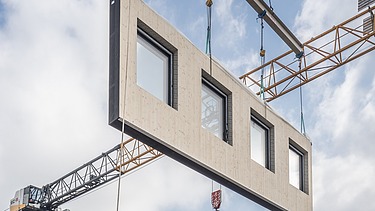 Bild LENO-ADD Außenwandelement am Kran, MOLENO Projekt Dienstleistungszentrum Eisenberg, Thüringen