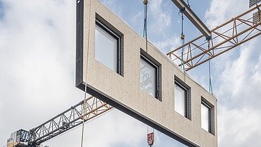 Bild LENO-ADD Außenwandelement am Kran, MOLENO Projekt Dienstleistungszentrum Eisenberg, Thüringen